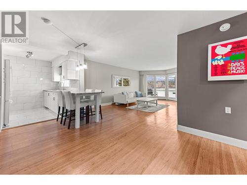 4058 Lakeshore Road Unit# 401, Kelowna, BC - Indoor Photo Showing Dining Room