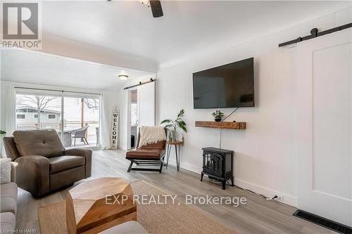 345 Bayview Avenue, Chatham-Kent, ON - Indoor Photo Showing Living Room With Fireplace