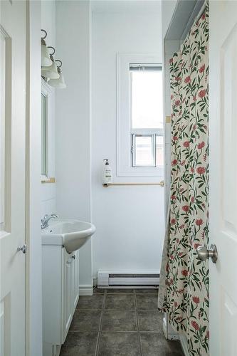 213 Park Street N, Hamilton, ON - Indoor Photo Showing Bathroom