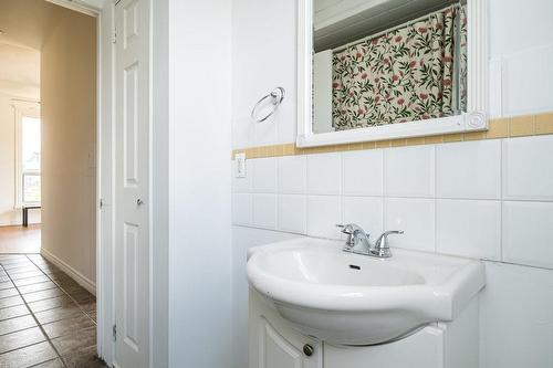 213 Park Street N, Hamilton, ON - Indoor Photo Showing Bathroom