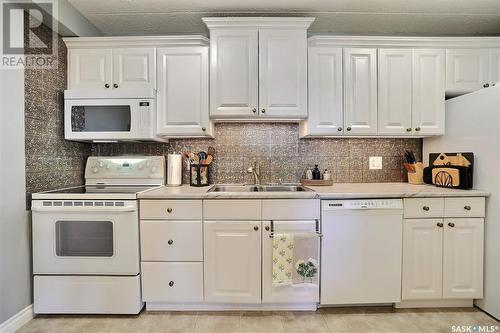 415 4045 Rae Street, Regina, SK - Indoor Photo Showing Kitchen With Double Sink