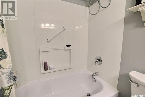415 4045 Rae Street, Regina, SK - Indoor Photo Showing Bathroom