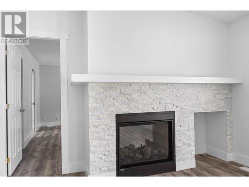112 Leighton Place, Chase, BC - Indoor Photo Showing Living Room With Fireplace