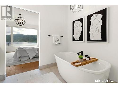 9201 Okanagan Centre Road W Unit# 10, Lake Country, BC - Indoor Photo Showing Bathroom