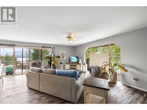 1244 Lee Creek Drive, Lee Creek, BC - Indoor Photo Showing Living Room