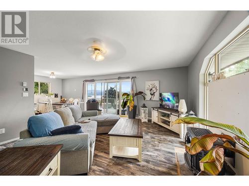 1244 Lee Creek Drive, Lee Creek, BC - Indoor Photo Showing Living Room