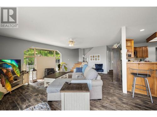 1244 Lee Creek Drive, Lee Creek, BC - Indoor Photo Showing Living Room