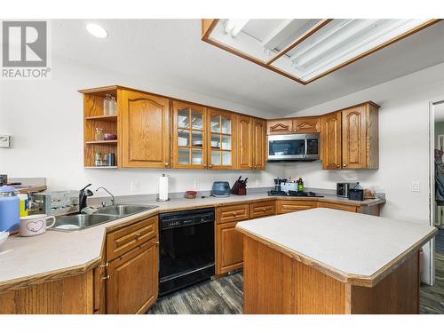 1244 Lee Creek Drive, Lee Creek, BC - Indoor Photo Showing Kitchen With Double Sink