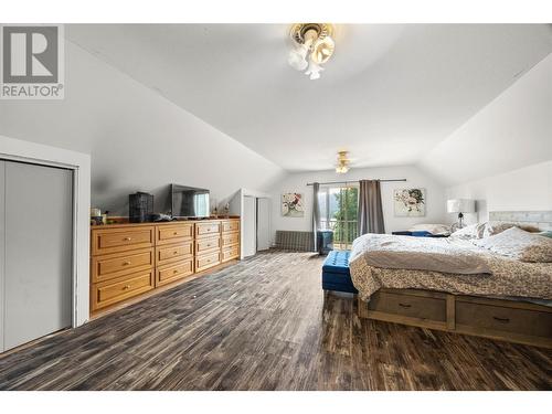 1244 Lee Creek Drive, Lee Creek, BC - Indoor Photo Showing Bedroom