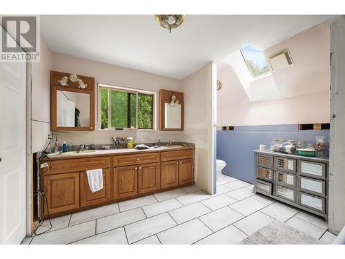 1244 Lee Creek Drive, Lee Creek, BC - Indoor Photo Showing Bathroom