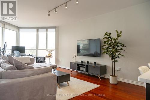 212 - 7 Concorde Place, Toronto (Banbury-Don Mills), ON - Indoor Photo Showing Living Room