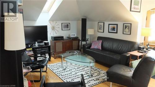 70 Stanley Street, London, ON - Indoor Photo Showing Living Room