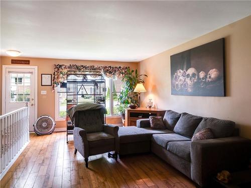 148 Toronto Street, Bracebridge, ON - Indoor Photo Showing Living Room