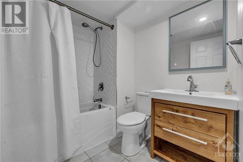 924 Rex Avenue, Ottawa, ON - Indoor Photo Showing Bathroom