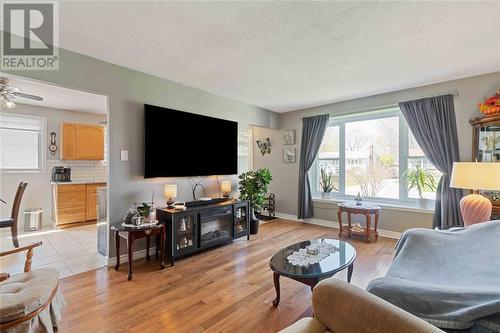 1346 Ascot Circle, Sarnia, ON - Indoor Photo Showing Living Room