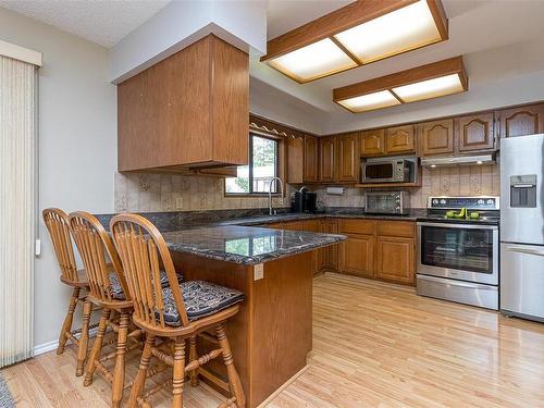 3924 & 3926 Cambrai Rd, Duncan, BC - Indoor Photo Showing Kitchen