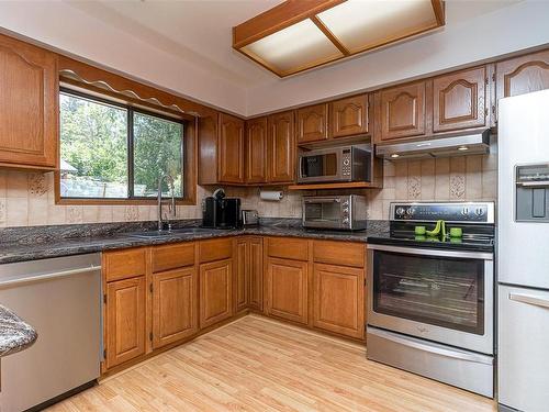 3924 & 3926 Cambrai Rd, Duncan, BC - Indoor Photo Showing Kitchen With Double Sink