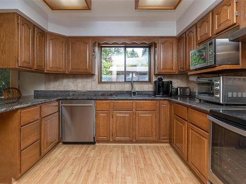 3924 & 3926 Cambrai Rd, Duncan, BC - Indoor Photo Showing Kitchen