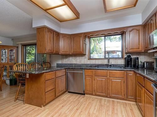 3924 & 3926 Cambrai Rd, Duncan, BC - Indoor Photo Showing Kitchen