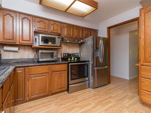 3924 & 3926 Cambrai Rd, Duncan, BC - Indoor Photo Showing Kitchen