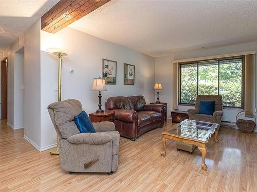 3924 & 3926 Cambrai Rd, Duncan, BC - Indoor Photo Showing Living Room