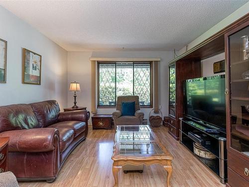 3924 & 3926 Cambrai Rd, Duncan, BC - Indoor Photo Showing Living Room