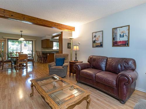 3924 & 3926 Cambrai Rd, Duncan, BC - Indoor Photo Showing Living Room