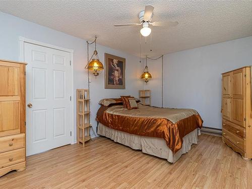 3924 & 3926 Cambrai Rd, Duncan, BC - Indoor Photo Showing Bedroom