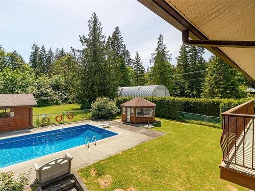 3924 & 3926 Cambrai Rd, Duncan, BC - Outdoor With In Ground Pool With Backyard