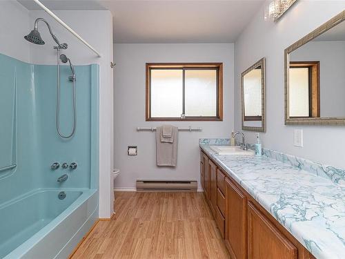 3924 & 3926 Cambrai Rd, Duncan, BC - Indoor Photo Showing Bathroom