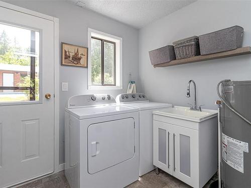 3924 & 3926 Cambrai Rd, Duncan, BC - Indoor Photo Showing Laundry Room