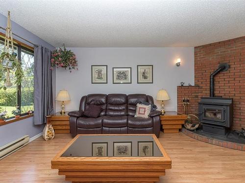 3924 & 3926 Cambrai Rd, Duncan, BC - Indoor Photo Showing Living Room With Fireplace