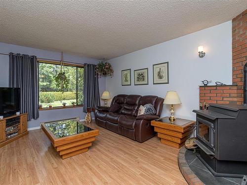 3924 & 3926 Cambrai Rd, Duncan, BC - Indoor Photo Showing Living Room With Fireplace