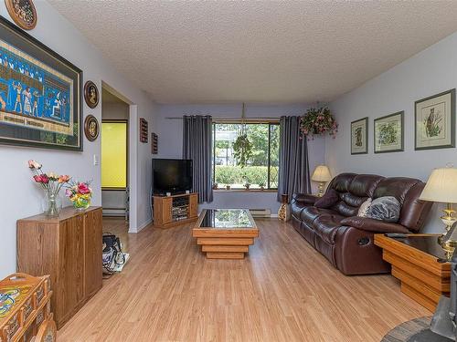 3924 & 3926 Cambrai Rd, Duncan, BC - Indoor Photo Showing Living Room