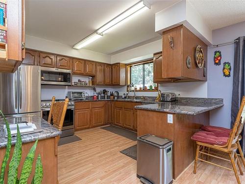 3924 & 3926 Cambrai Rd, Duncan, BC - Indoor Photo Showing Kitchen