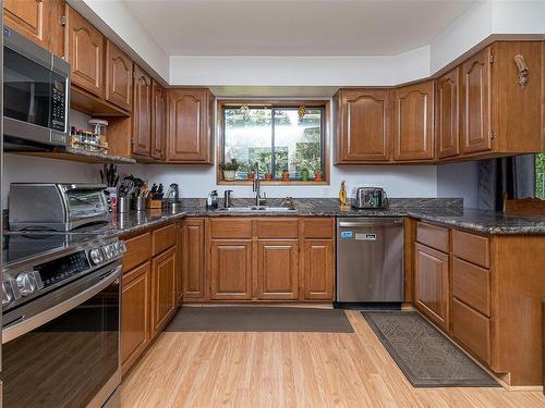 3924 & 3926 Cambrai Rd, Duncan, BC - Indoor Photo Showing Kitchen With Double Sink