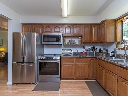 3924 & 3926 Cambrai Rd, Duncan, BC - Indoor Photo Showing Kitchen With Double Sink