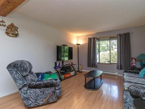 3924 & 3926 Cambrai Rd, Duncan, BC - Indoor Photo Showing Living Room