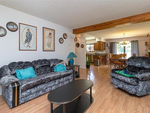 3924 & 3926 Cambrai Rd, Duncan, BC - Indoor Photo Showing Living Room