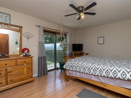 3924 & 3926 Cambrai Rd, Duncan, BC - Indoor Photo Showing Bedroom