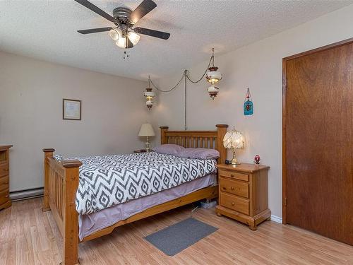 3924 & 3926 Cambrai Rd, Duncan, BC - Indoor Photo Showing Bedroom