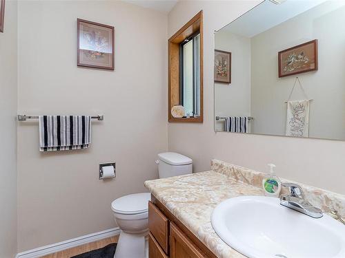 3924 & 3926 Cambrai Rd, Duncan, BC - Indoor Photo Showing Bathroom