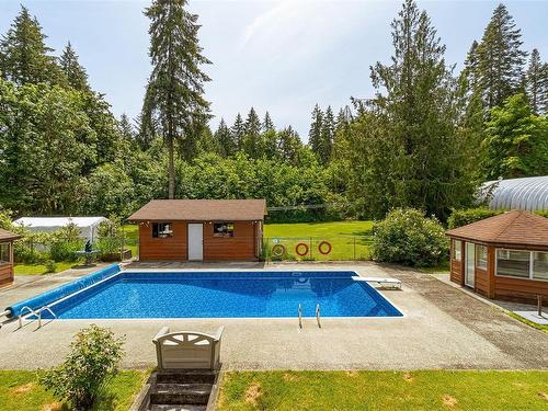 3924 & 3926 Cambrai Rd, Duncan, BC - Outdoor With In Ground Pool With Backyard