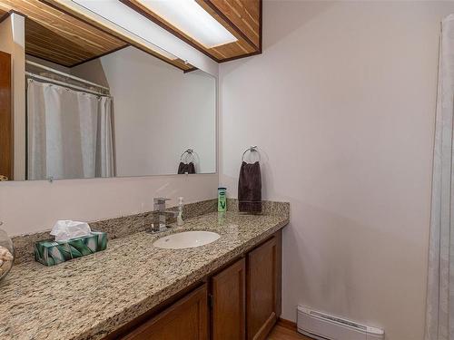 3924 & 3926 Cambrai Rd, Duncan, BC - Indoor Photo Showing Bathroom