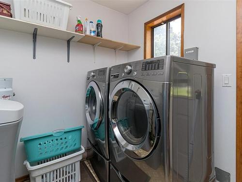 3924 & 3926 Cambrai Rd, Duncan, BC - Indoor Photo Showing Laundry Room