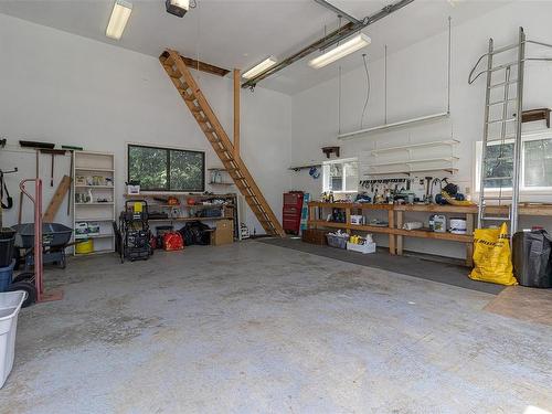 3924 & 3926 Cambrai Rd, Duncan, BC - Indoor Photo Showing Garage