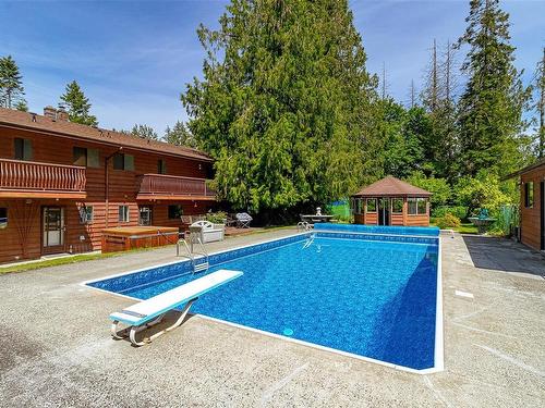 3924 & 3926 Cambrai Rd, Duncan, BC - Outdoor With In Ground Pool With Backyard