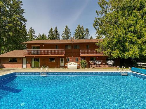 3924 & 3926 Cambrai Rd, Duncan, BC - Outdoor With In Ground Pool With Backyard