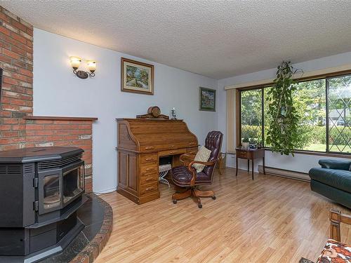 3924 & 3926 Cambrai Rd, Duncan, BC - Indoor Photo Showing Living Room With Fireplace