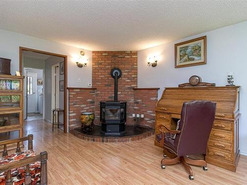 3924 & 3926 Cambrai Rd, Duncan, BC - Indoor With Fireplace